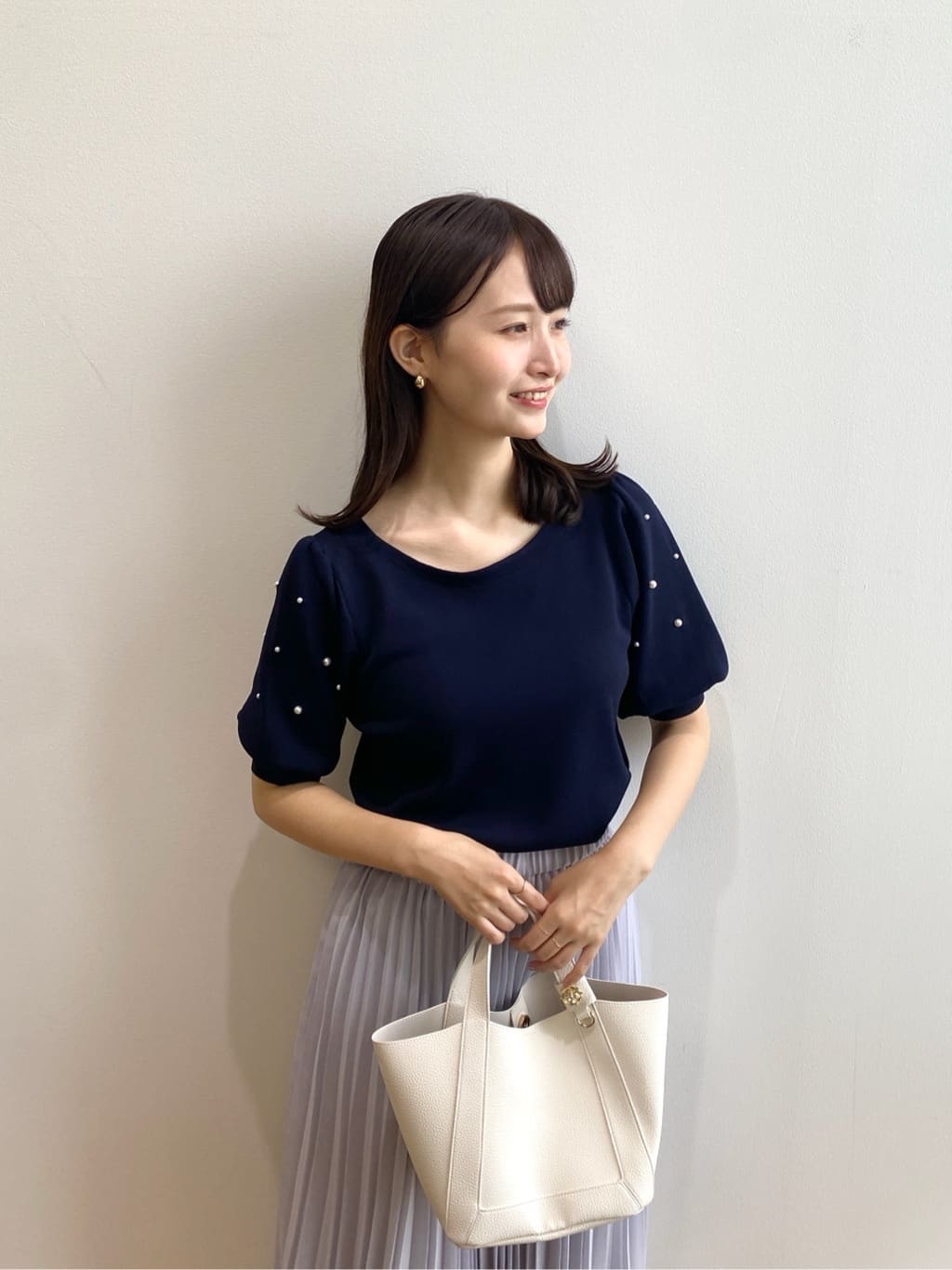 みさかさんの「index｜ドライタッチ パール調パフスリーブニット【洗濯機洗い可／UVケア／抗ピル／接触冷感】」を使ったコーディネート