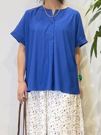 misakiさんの「SHOO･LA･RUE｜【S-LL】さらりとしたタッチが上品見え ワンボタンデザイン トップス」を使ったコーディネート