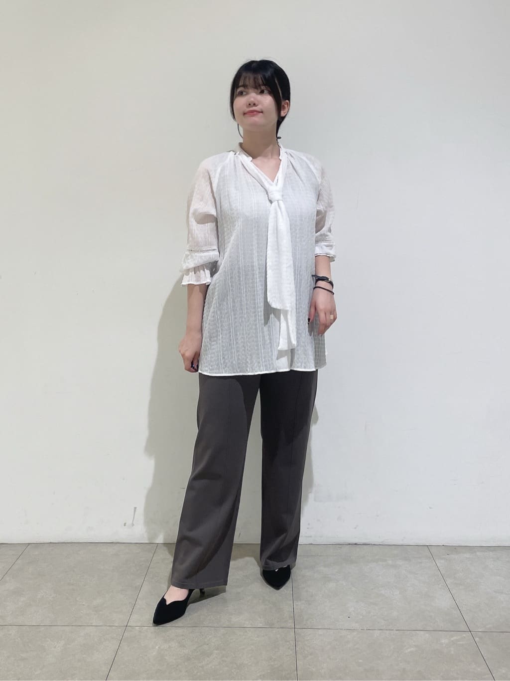 emikaさんの「INDIVI｜【洗える／シャーリング素材】ボリューム袖エアリーブラウス」を使ったコーディネート