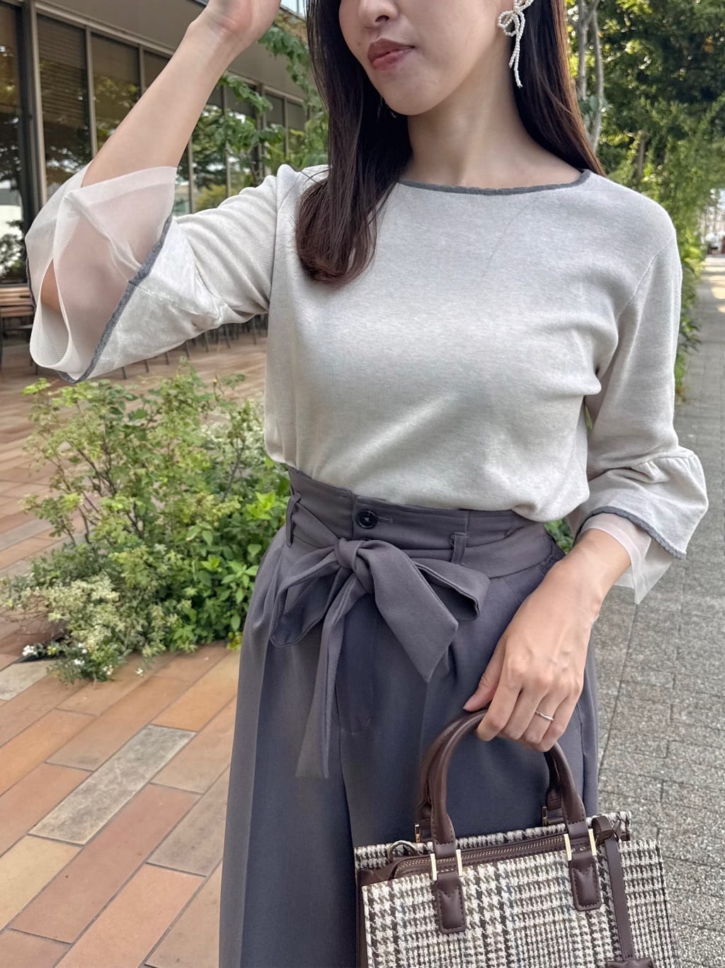 teiさんの「Couture brooch｜【フェミニン・着映え・通勤】シアーフレアー袖ニットトップス」を使ったコーディネート