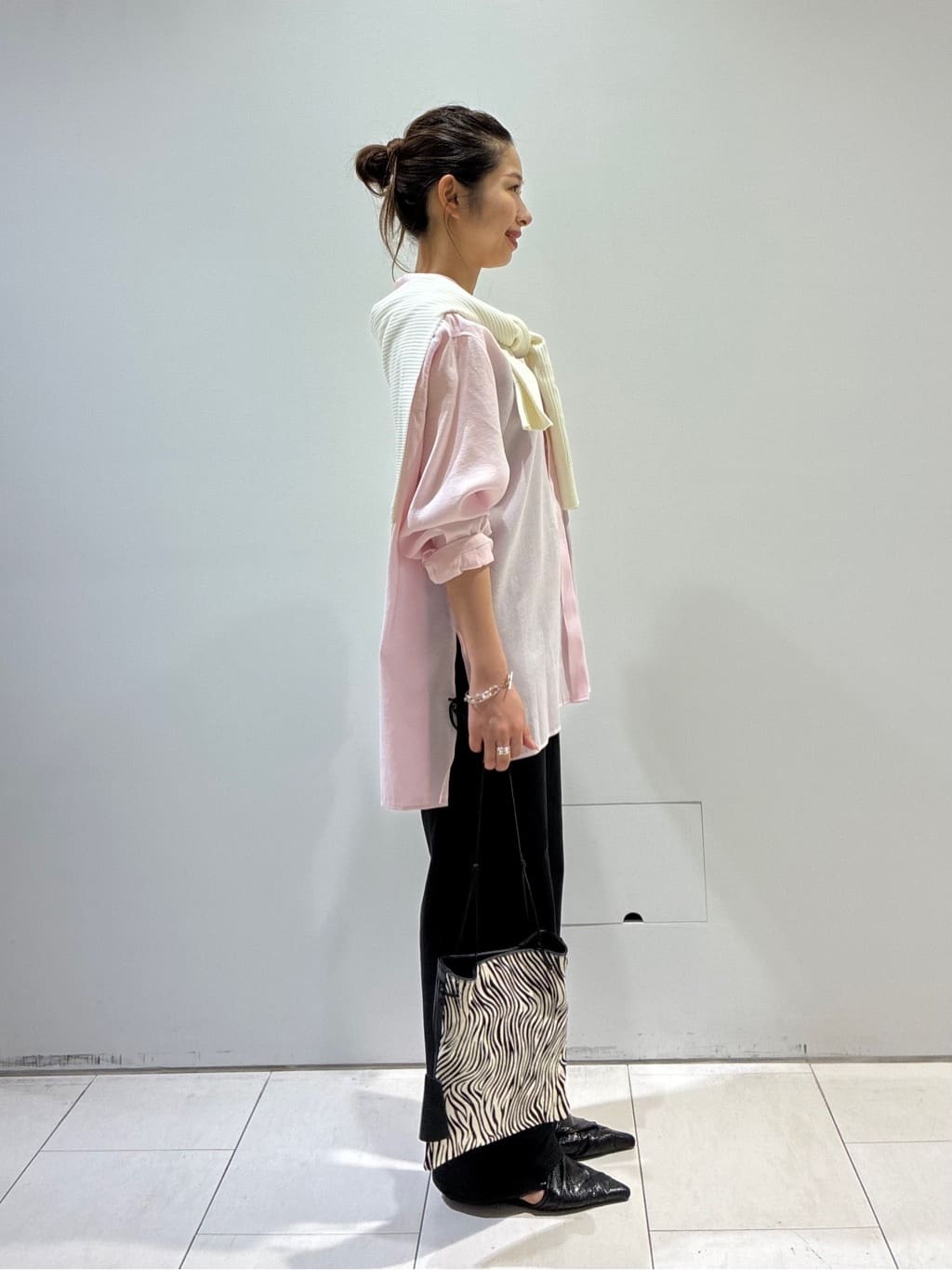 KAOさんの「INDIVI｜【体型カバー／清涼感】シアーオーバーシャツ」を使ったコーディネート