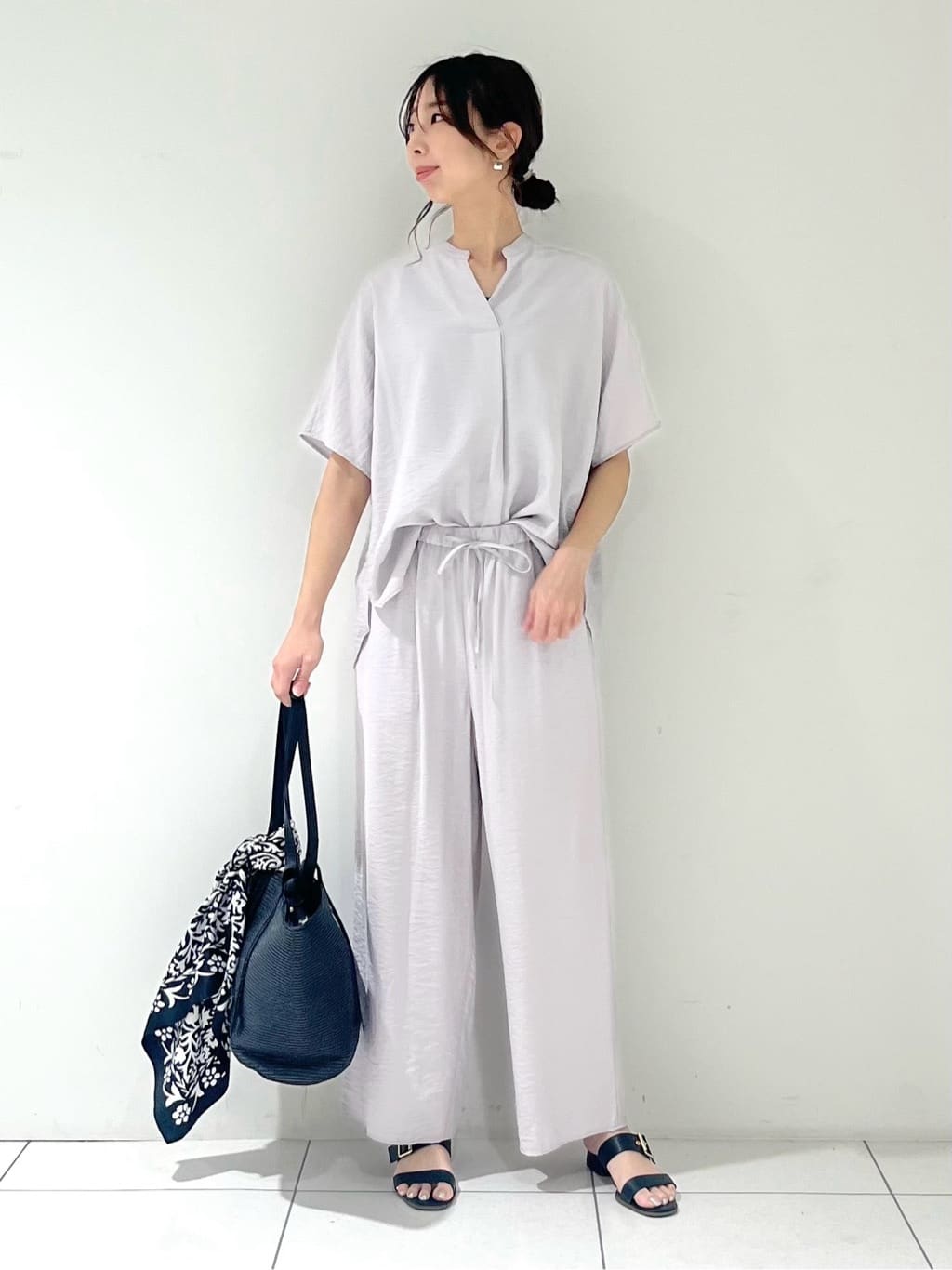 shioriさんの「INDIVI｜【90cm四方】ボタニカル柄大判スカーフ」を使ったコーディネート