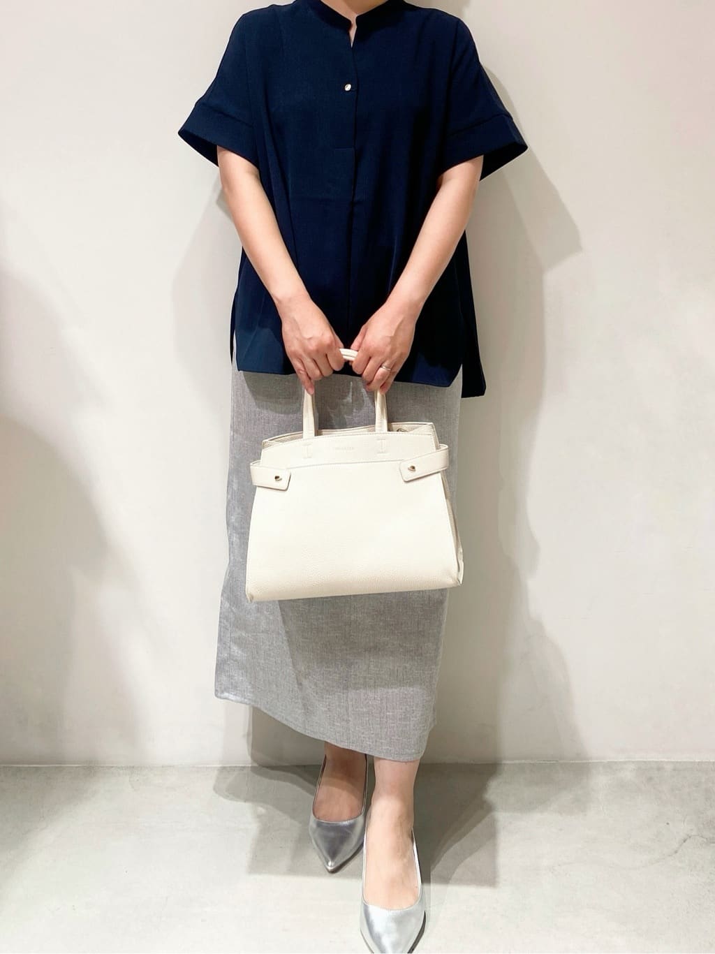 MIHOさんの「OPAQUE.CLIP｜《5色展開／SS-LLサイズ》スキッパー金ボタンブラウス／セットアップ対応【防シワ／ストレッチ／洗濯」を使ったコーディネート