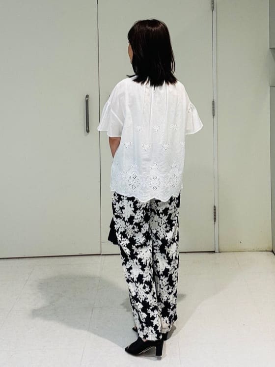 makiさんの「UNTITLED｜【ウエストゴム/ワイド/柄】モノトーンフラワーパンツ」を使ったコーディネート