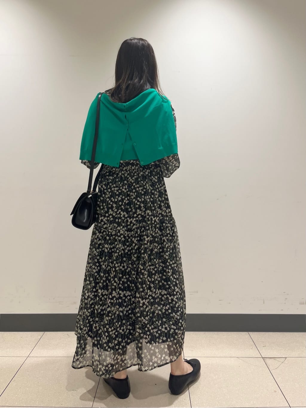 shokoさんの「INDIVI｜【秋映え柄/セットアップ可能】フラワーシフォンブラウス」を使ったコーディネート