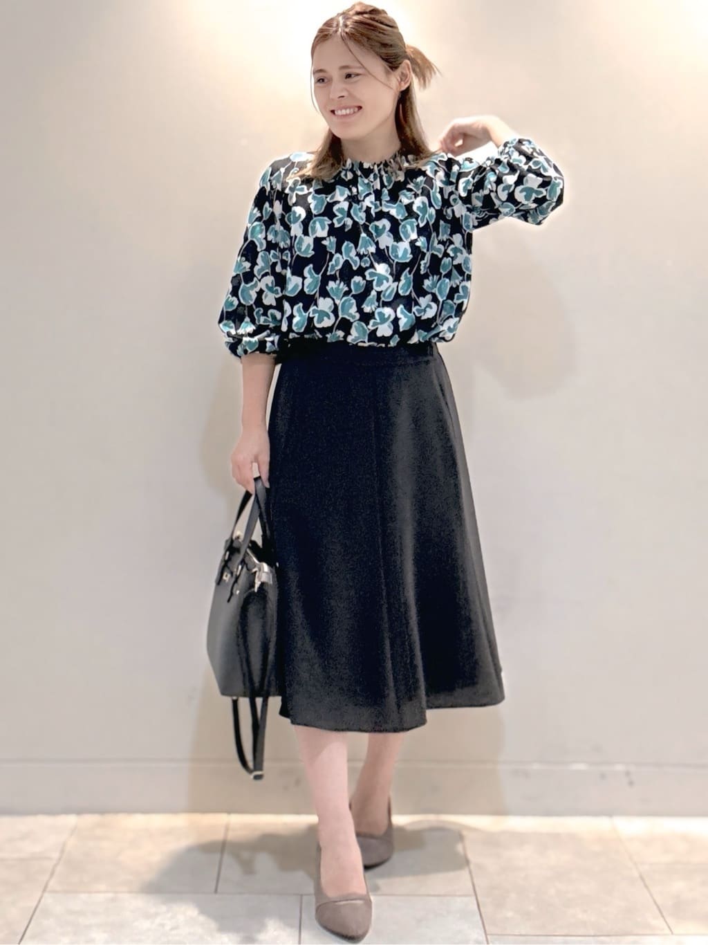 S&auml;K&iuml;さんの「Reflect｜【ジャケットのインナーにおすすめ◎】花柄タックデザインブブラウス」を使ったコーディネート