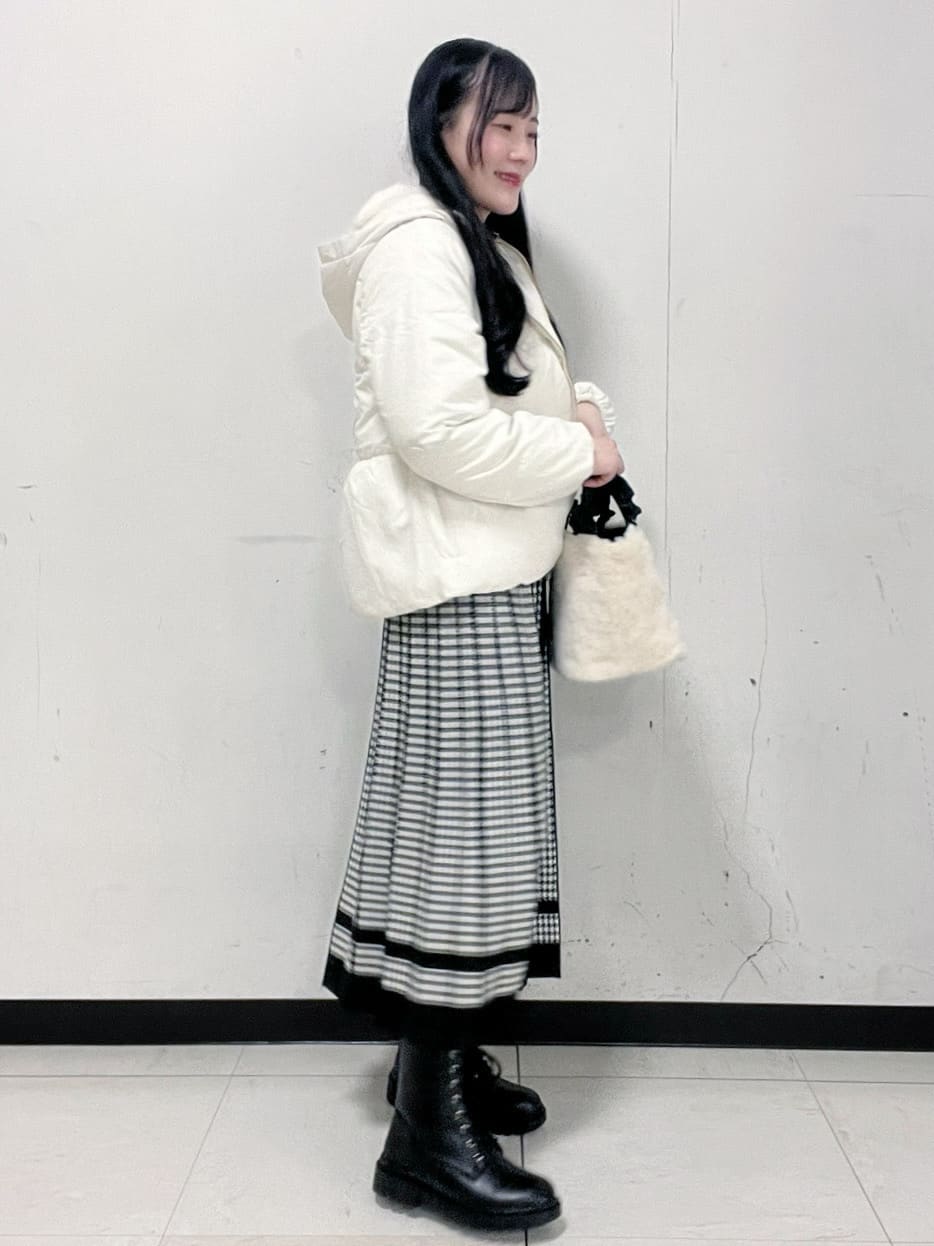Hitomiさんの「index｜KAWADAダウンペプラムショートコート【撥水／洗濯機OK／静電気防止裏地】」を使ったコーディネート