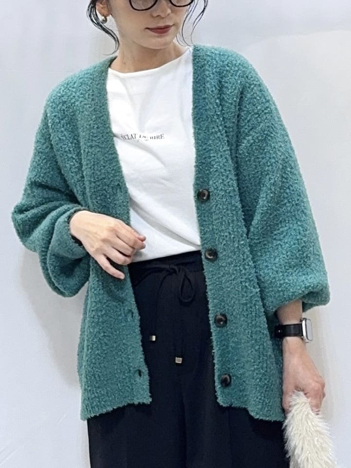 𝐇𝐢𝐫𝐨𝐦𝐢さんの「SHOO･LA･RUE｜【S-LL】思わず触れたくなる ふわふわ Vネックニットカーディガン」を使ったコーディネート
