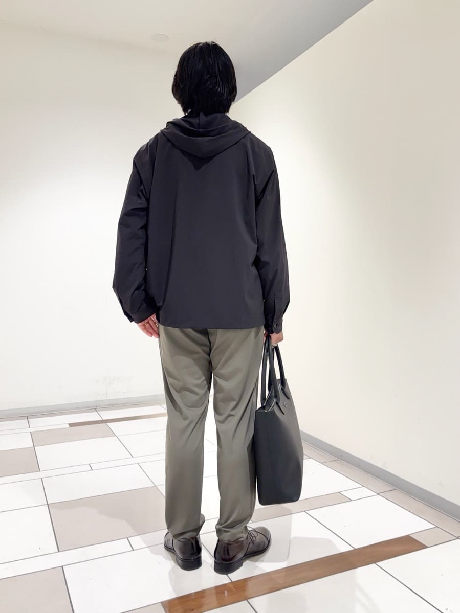 及川さんの「TAKEO KIKUCHI｜【3D ナイロン ストレッチ】ジップアップ フードブルゾン」を使ったコーディネート