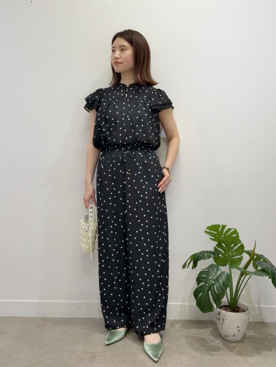 Suma Una本部スタッフさんの「SunaUna｜【袖ラッフル/フェミニン】大人可愛いドット柄ブラウス」を使ったコーディネート