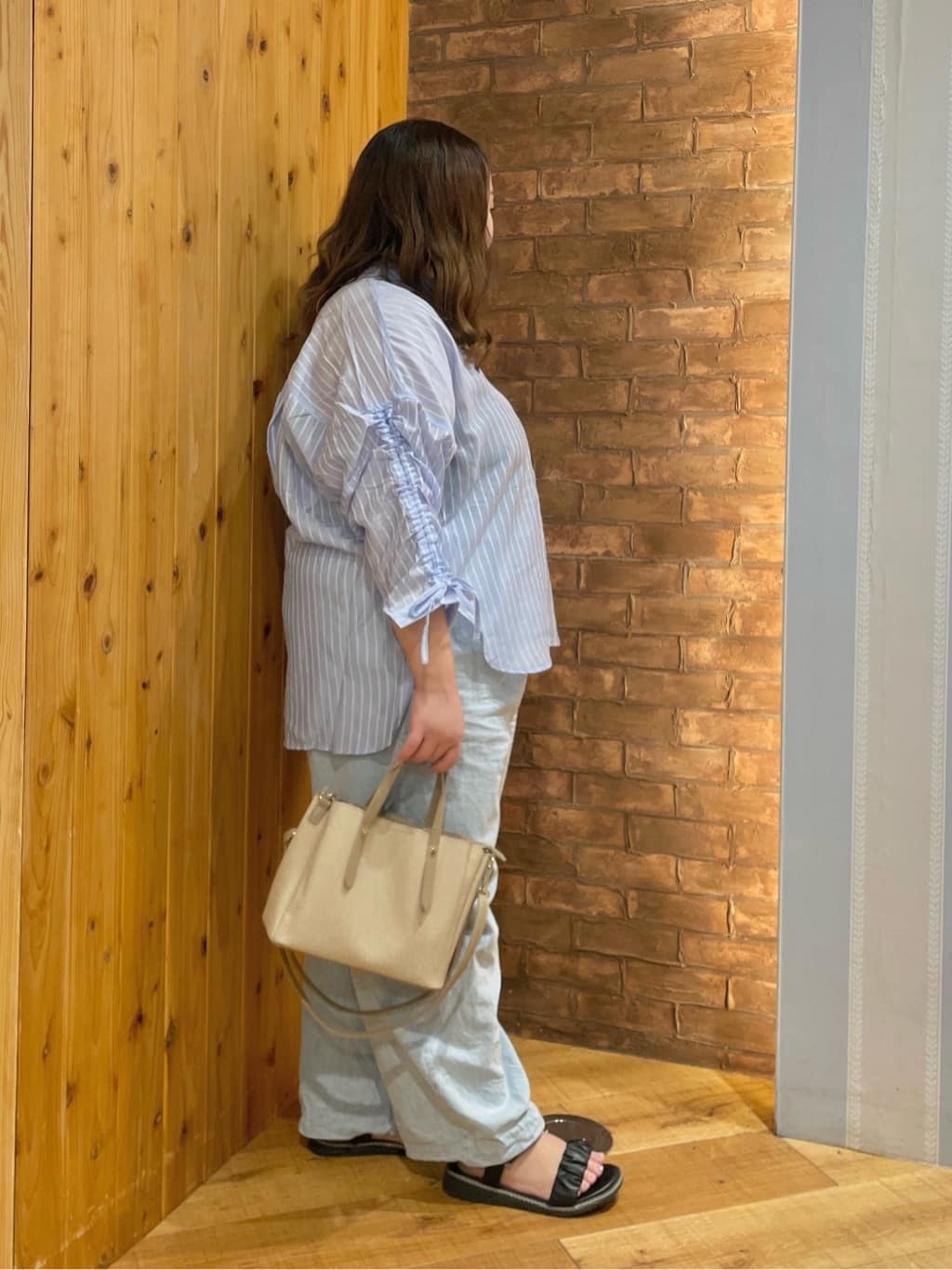 Risaさんの「SHOO･LA･RUE｜【S-LL】程よい透け感 ストライプ柄 お袖ギャザーデザインシャツ」を使ったコーディネート