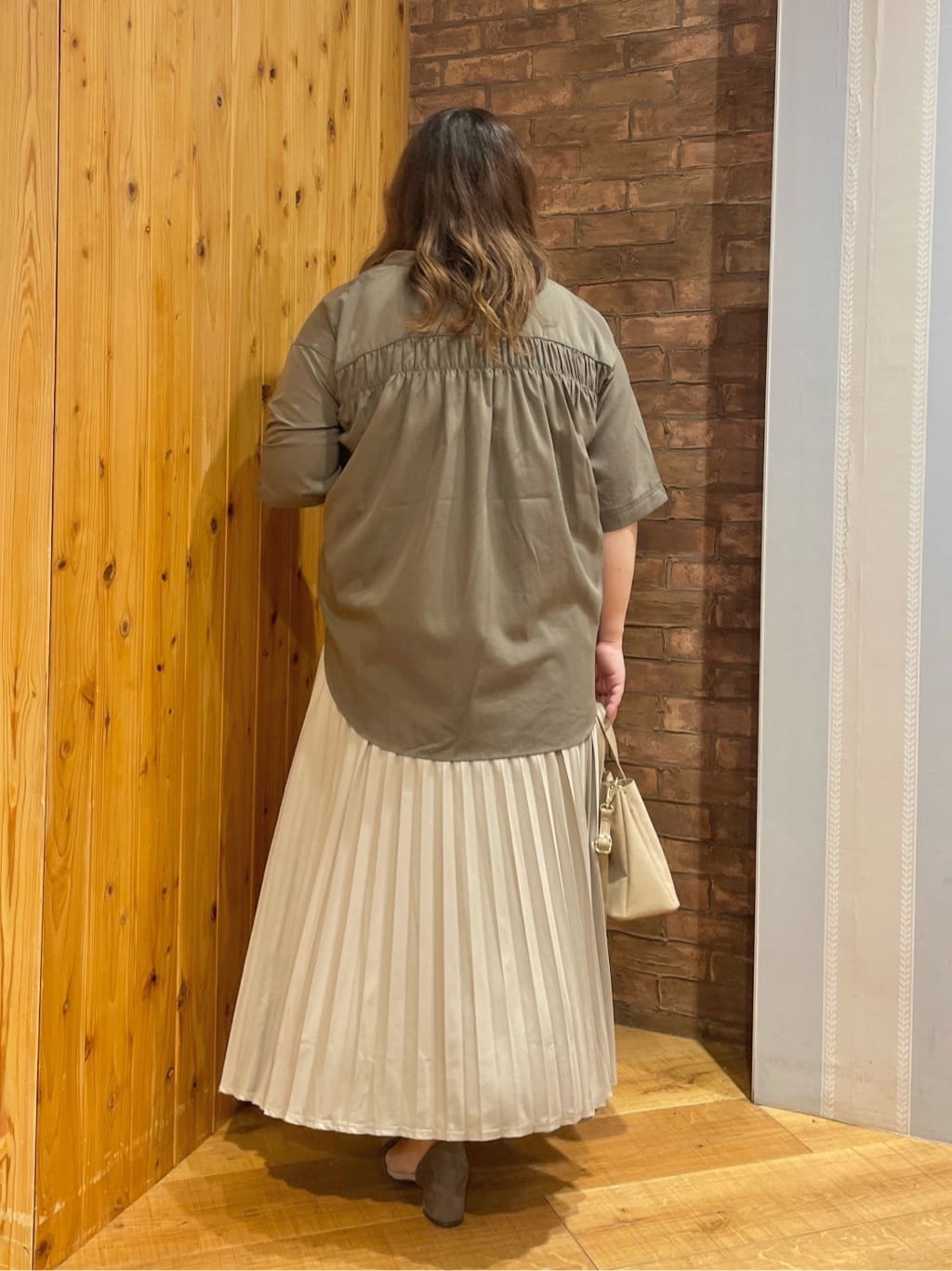 Risaさんの「SHOO･LA･RUE｜【S-LL/洗濯後しわになりにくい】バックギャザーがアクセント スッキパーブラウス」を使ったコーディネート