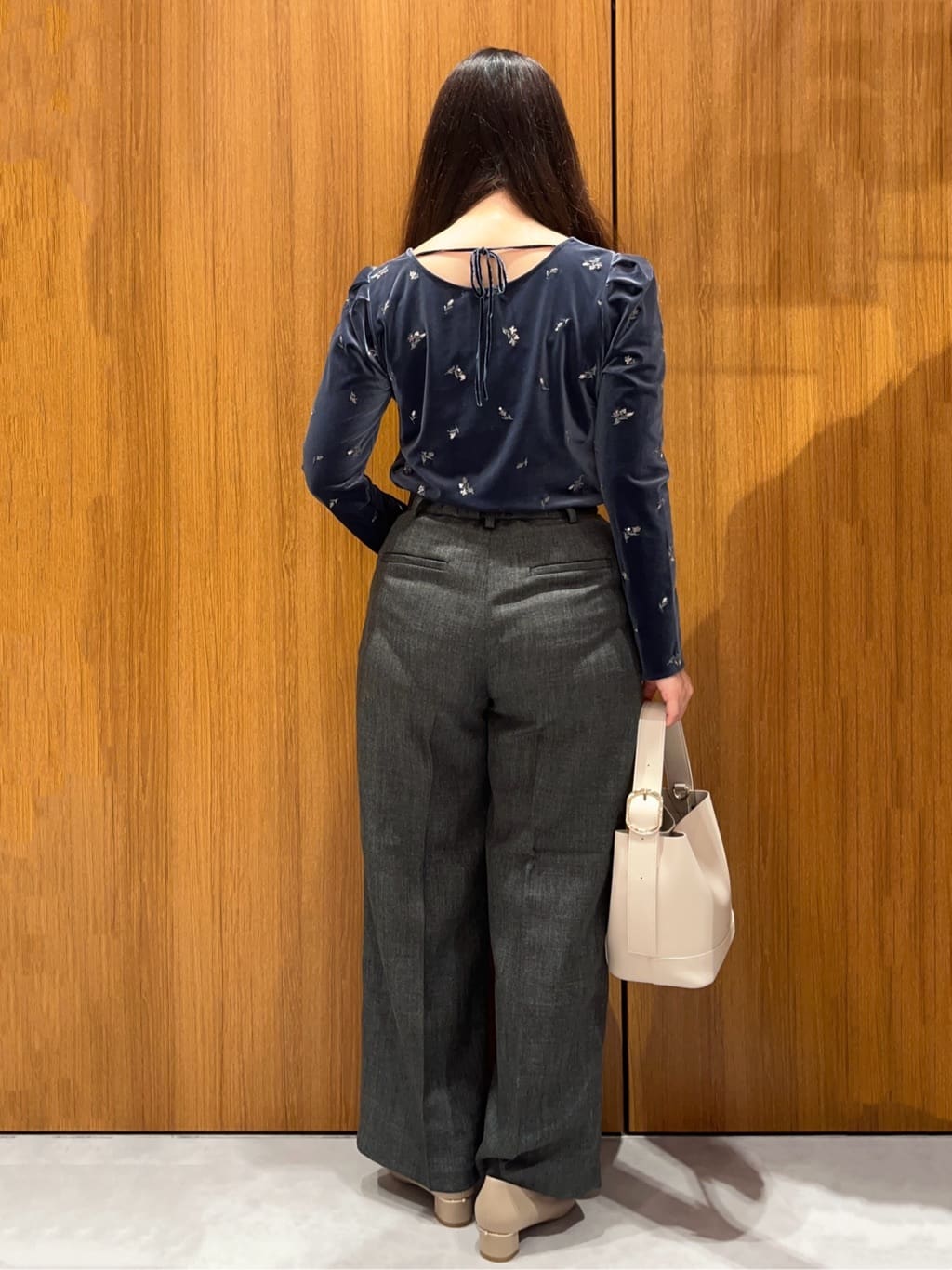アスカさんの「index｜バックシャン小花刺繍ベロアトップス【洗濯機OK】」を使ったコーディネート