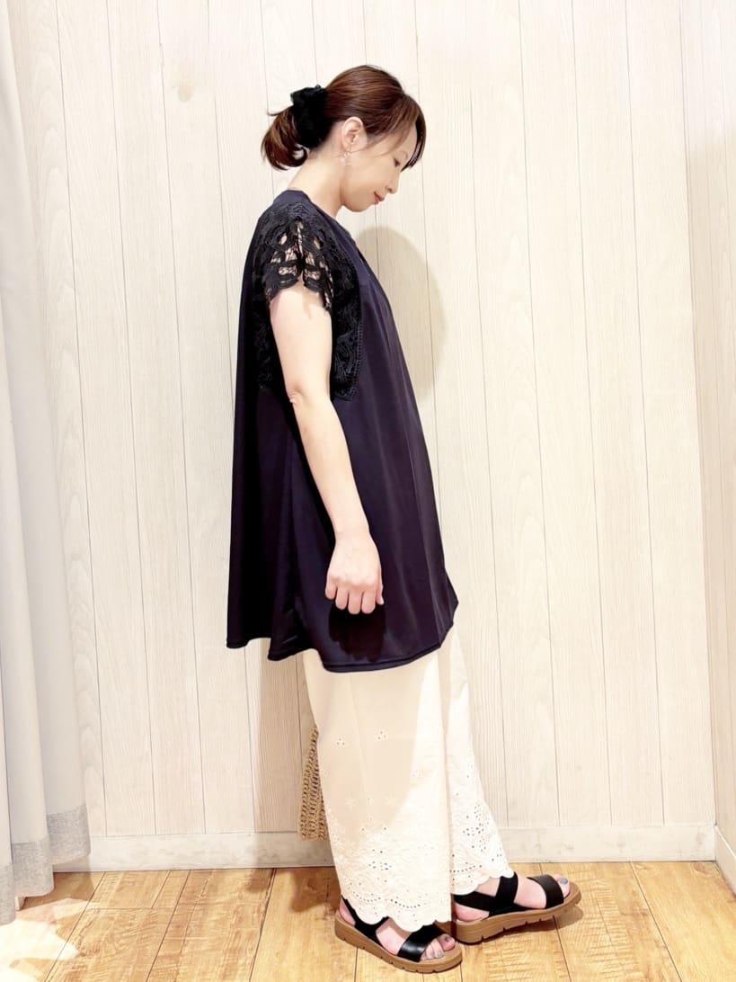 あいこさんの「SHOO･LA･RUE｜【S-LL】華やかさをプラスする 裾刺繍ストレートパンツ」を使ったコーディネート