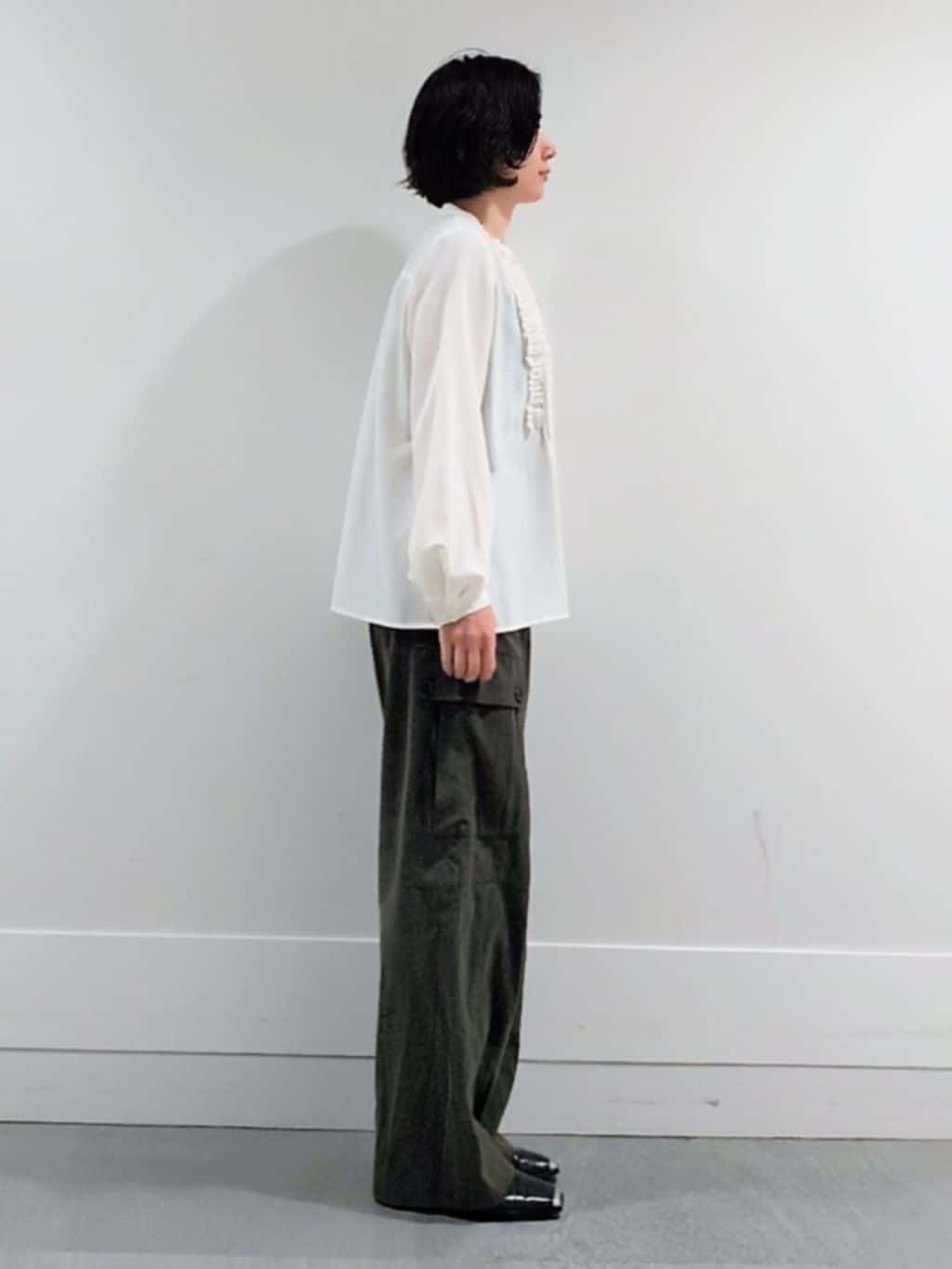 ミズタさんの「UNTITLED｜【1枚で着映え/オンオフ着回し】フリルサテンブラウス」を使ったコーディネート