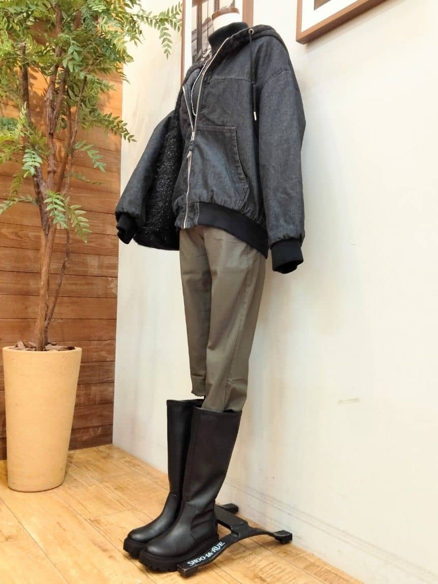 うっちーさんの「SHOO･LA･RUE｜【ダブルZIP】大人カジュアルスタイルに デニム中綿フーディーブルゾン」を使ったコーディネート