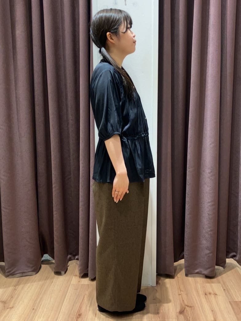 みちゃさんの「grove｜【二の腕/体型カバー】メリハリシルエットが叶うシャーリングブラウス」を使ったコーディネート