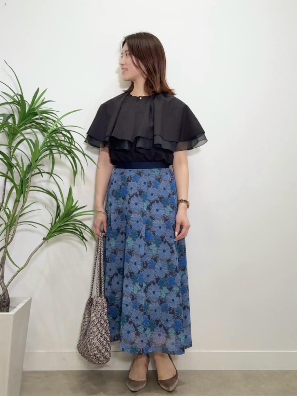 Suma Una本部スタッフさんの「SunaUna｜◆【２段フリル 】ケープカラーブラウス」を使ったコーディネート