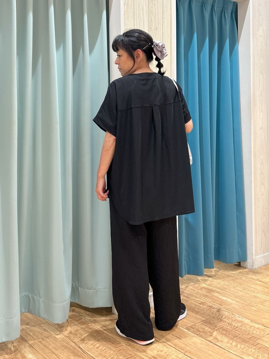 わかさんの「SHOO･LA･RUE｜【S-LL】さらりとしたタッチが上品見え ワンボタンデザイン トップス」を使ったコーディネート