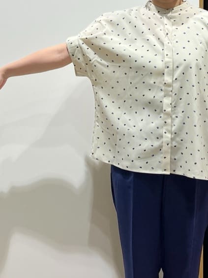 chiakiさんの「OPAQUE.CLIP｜◆幾何柄アソート タックドルマンスリーブブラウス【洗濯機洗い可】」を使ったコーディネート