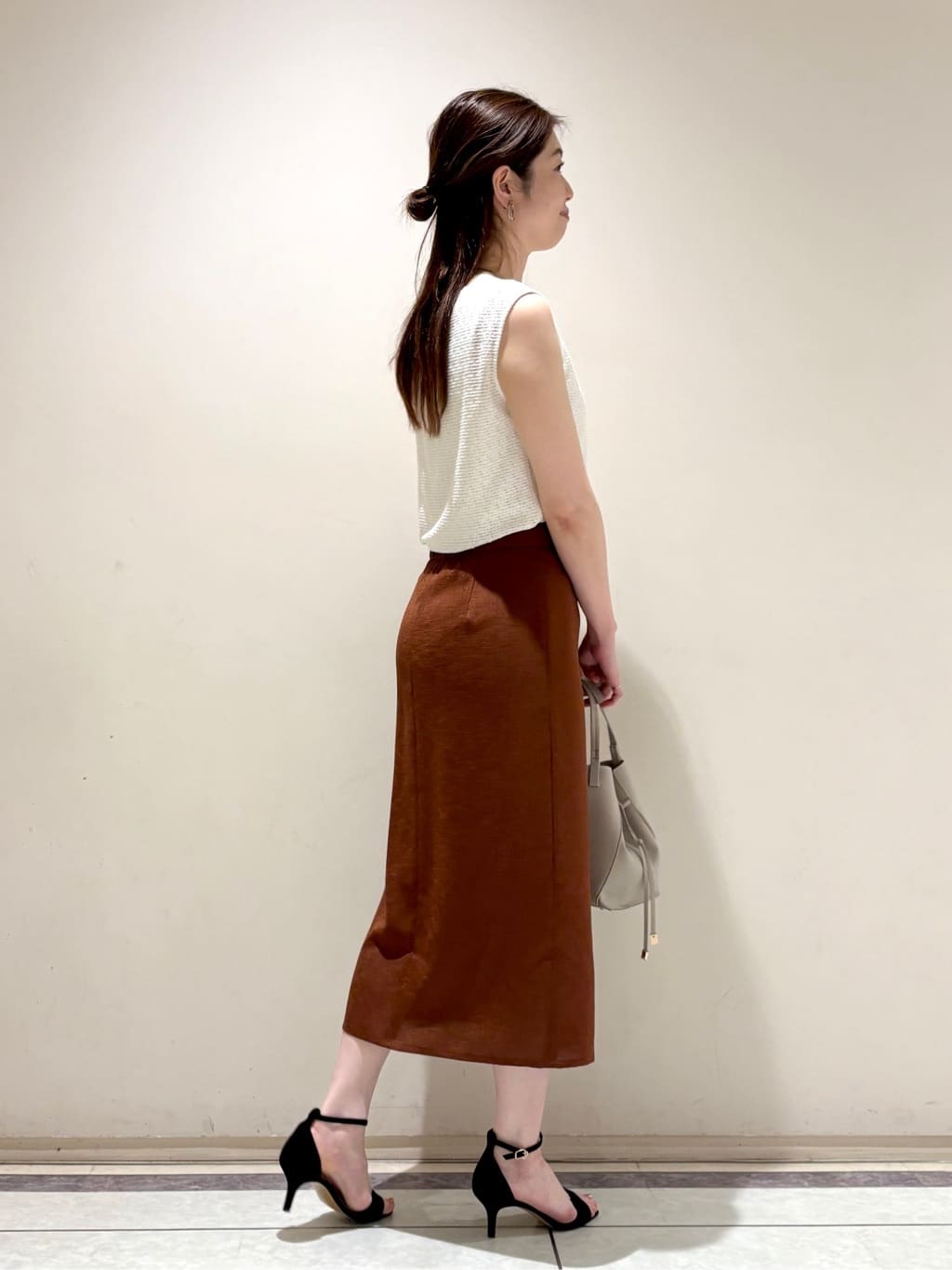 sakiさんの「COUP DE CHANCE｜【手洗い可／日本製】ノースリーブトップス」を使ったコーディネート
