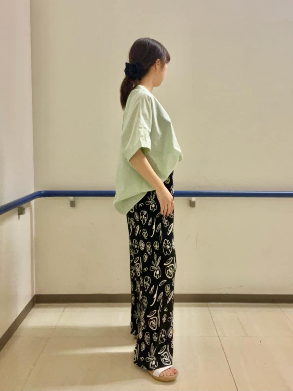 あもさんの「SHOO･LA･RUE｜【洗濯機可/柄が選べる】さらさら楽ちん プリーツ ワイドパンツ」を使ったコーディネート