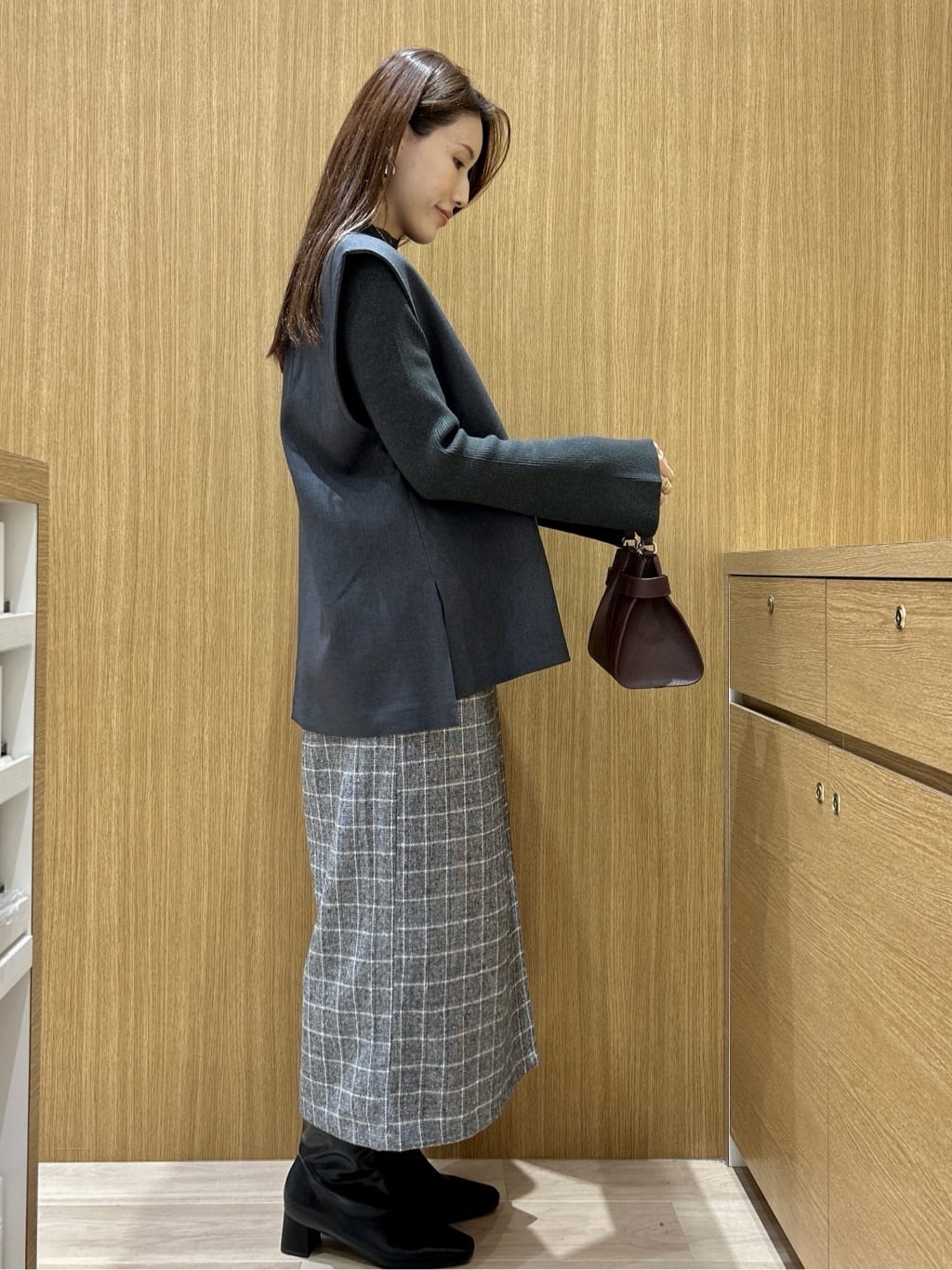 maiさんの「OPAQUE.CLIP｜チェックツイード ラップ風ナロースカート【洗濯機OK】」を使ったコーディネート