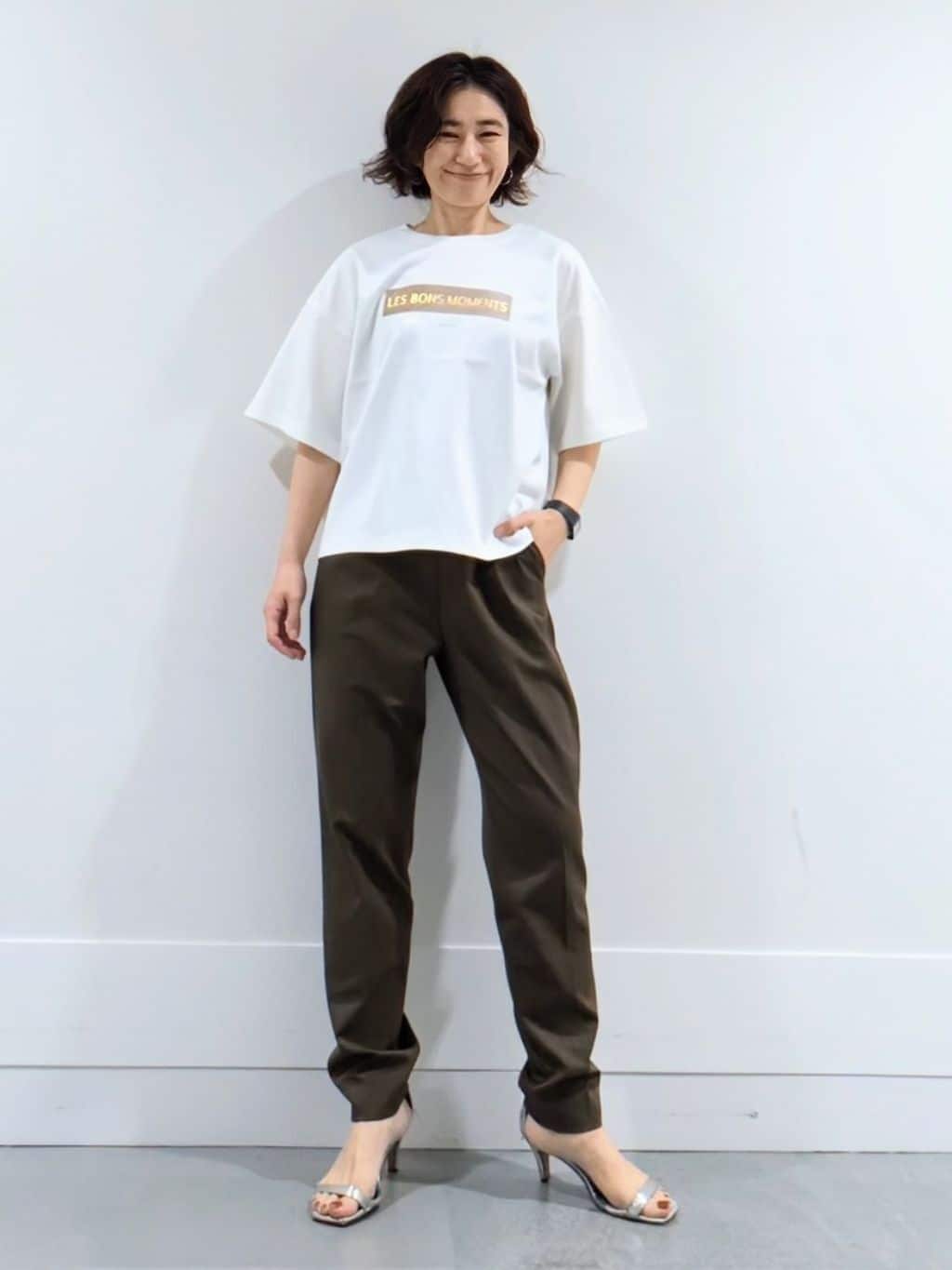 ミズタさんの「UNTITLED｜【コットン100/ゆったり/ショート丈/洗える】ベロアロゴTシャツ」を使ったコーディネート