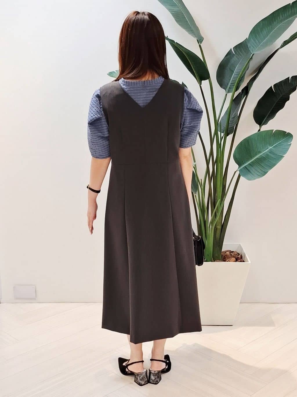 YuKaRiさんの「UNTITLED｜【吸水速乾/ストレッチ/Vネック】フォルムスリーブ ブラウス」を使ったコーディネート