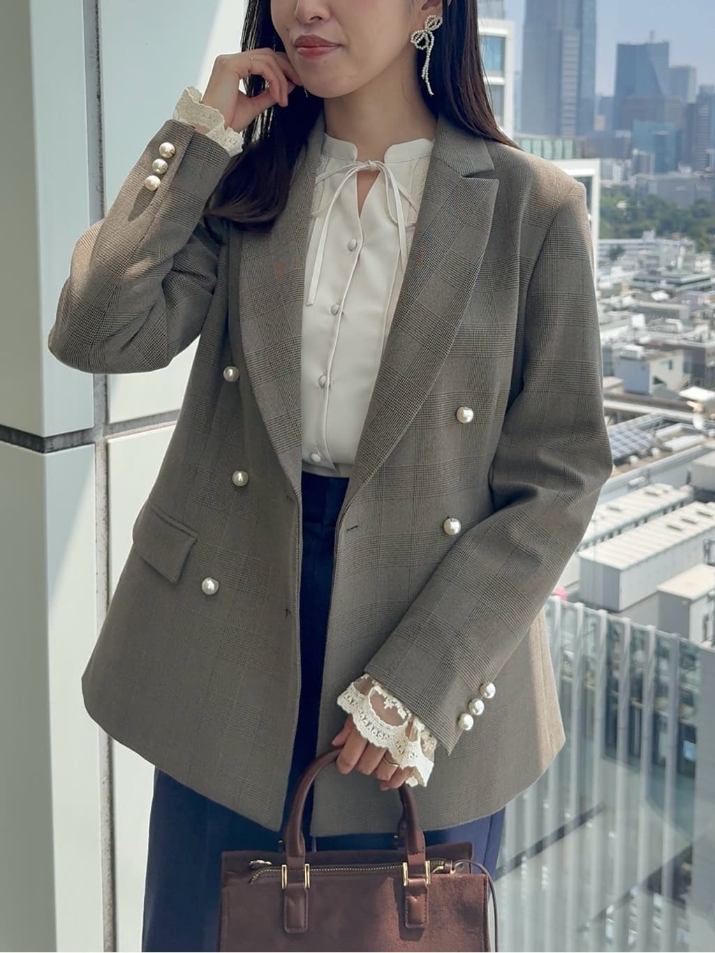 teiさんの「Couture brooch｜【高見え・きれいめ・通勤】レースカフス パール調釦テーラードジャケット」を使ったコーディネート
