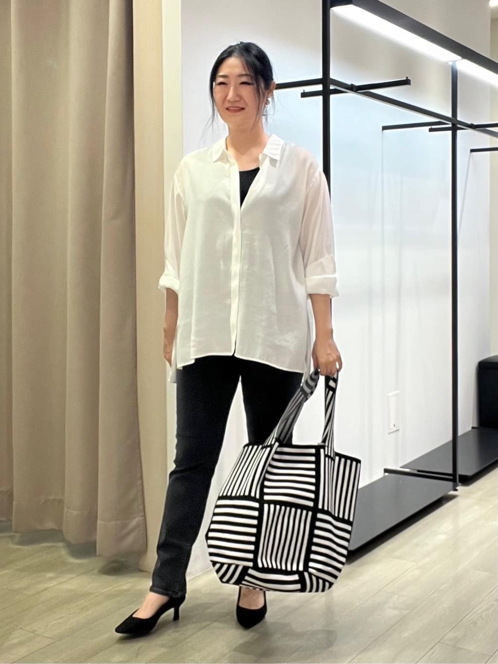 TOMOMIさんの「INDIVI｜【体型カバー／清涼感】シアーオーバーシャツ」を使ったコーディネート