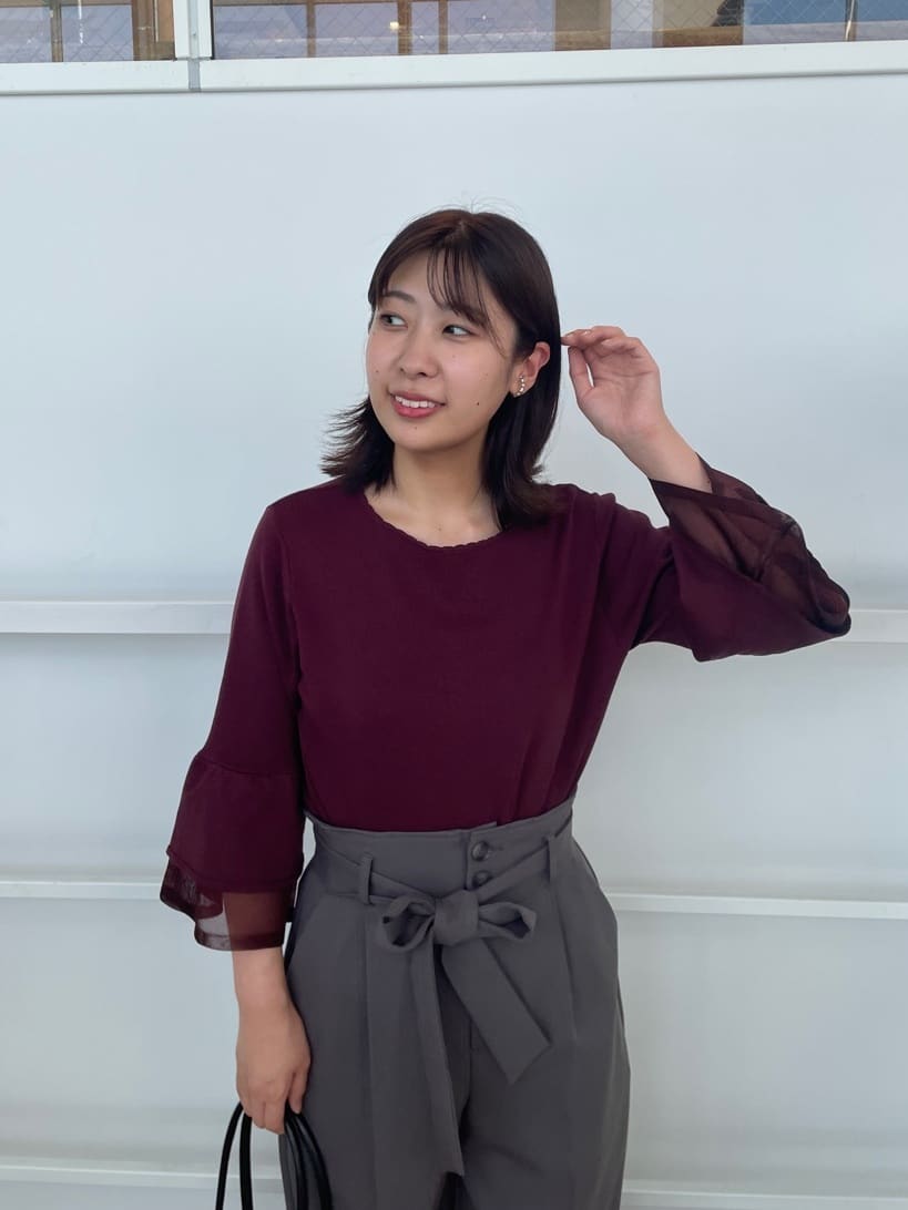 abeさんの「Couture brooch｜【フェミニン・着映え・通勤】シアーフレアー袖ニットトップス」を使ったコーディネート