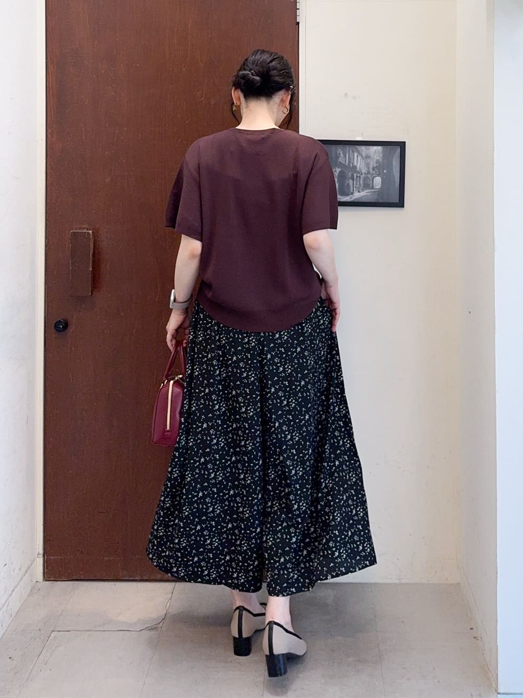 𝐇𝐢𝐫𝐨𝐦𝐢さんの「SHOO･LA･RUE｜【S-LL】二の腕はカバーして魅せる フレアスリーブニット」を使ったコーディネート