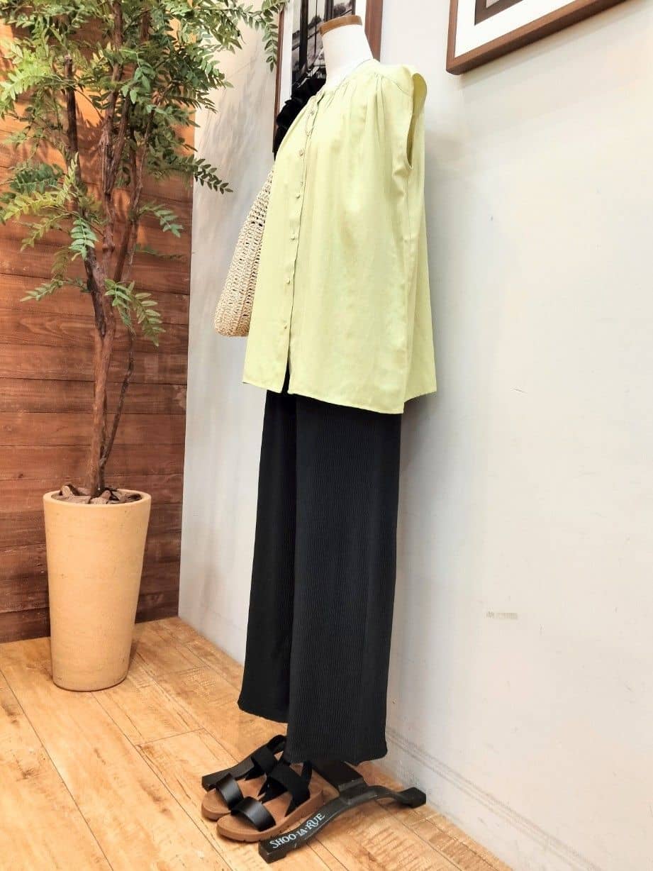 うっちーさんの「SHOO･LA･RUE｜【S-LL/洗濯後しわになりにくい】上品にきれい見え スラブギャザーブラウス」を使ったコーディネート