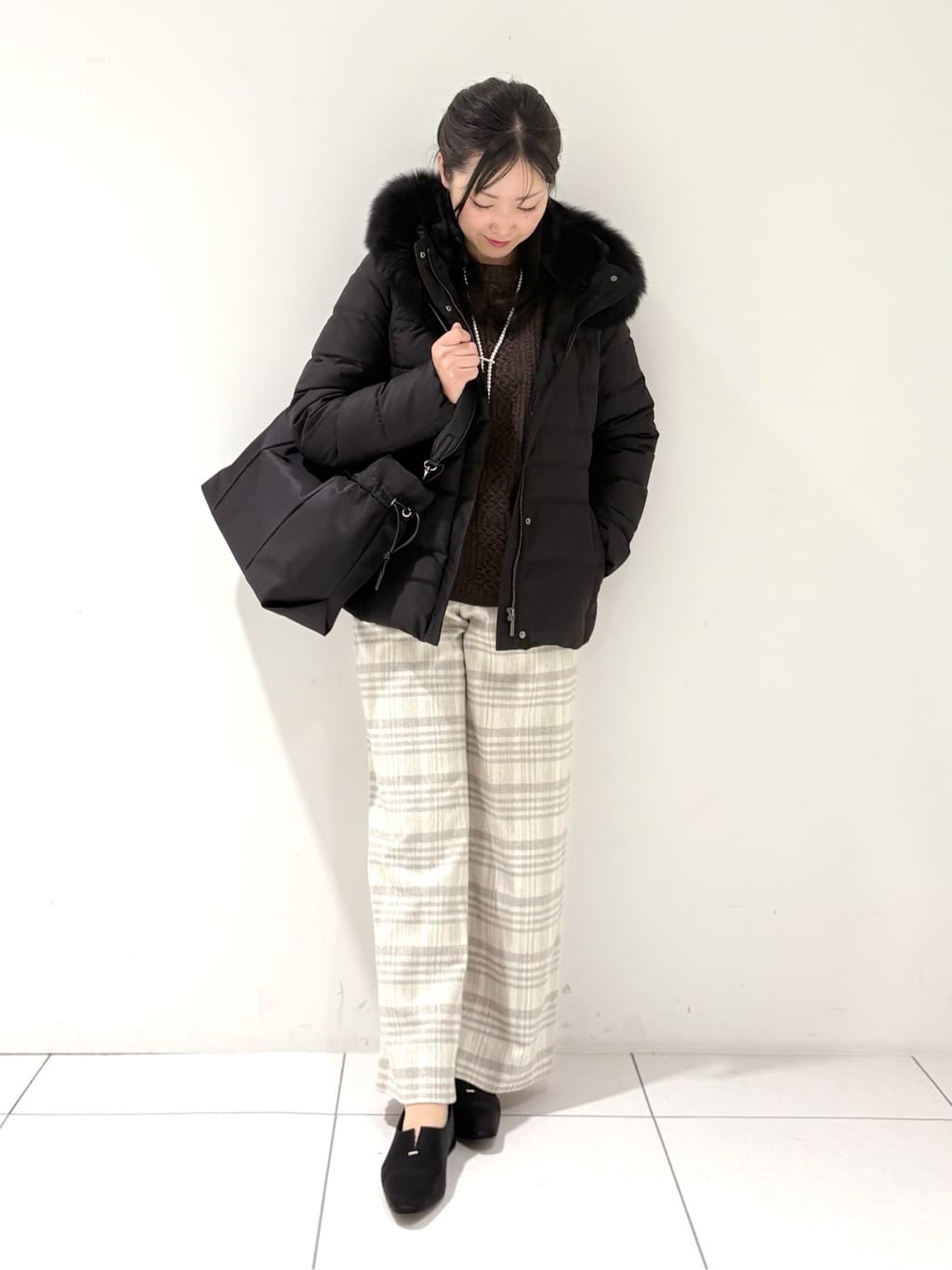 momokoさんの「INDIVI｜【名品／撥水／抗菌防臭】ショート丈リサイクルダウンコート」を使ったコーディネート
