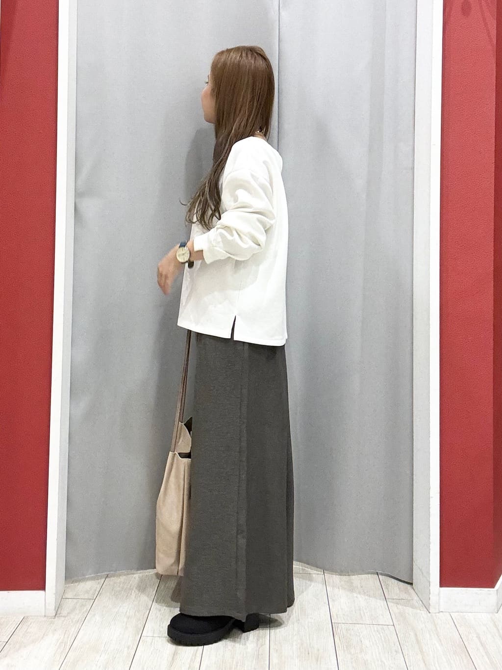 shioさんの「SHOO･LA･RUE｜【S-LL】大人のデイリースタイルに お袖タック フェイクパール付きトップス」を使ったコーディネート