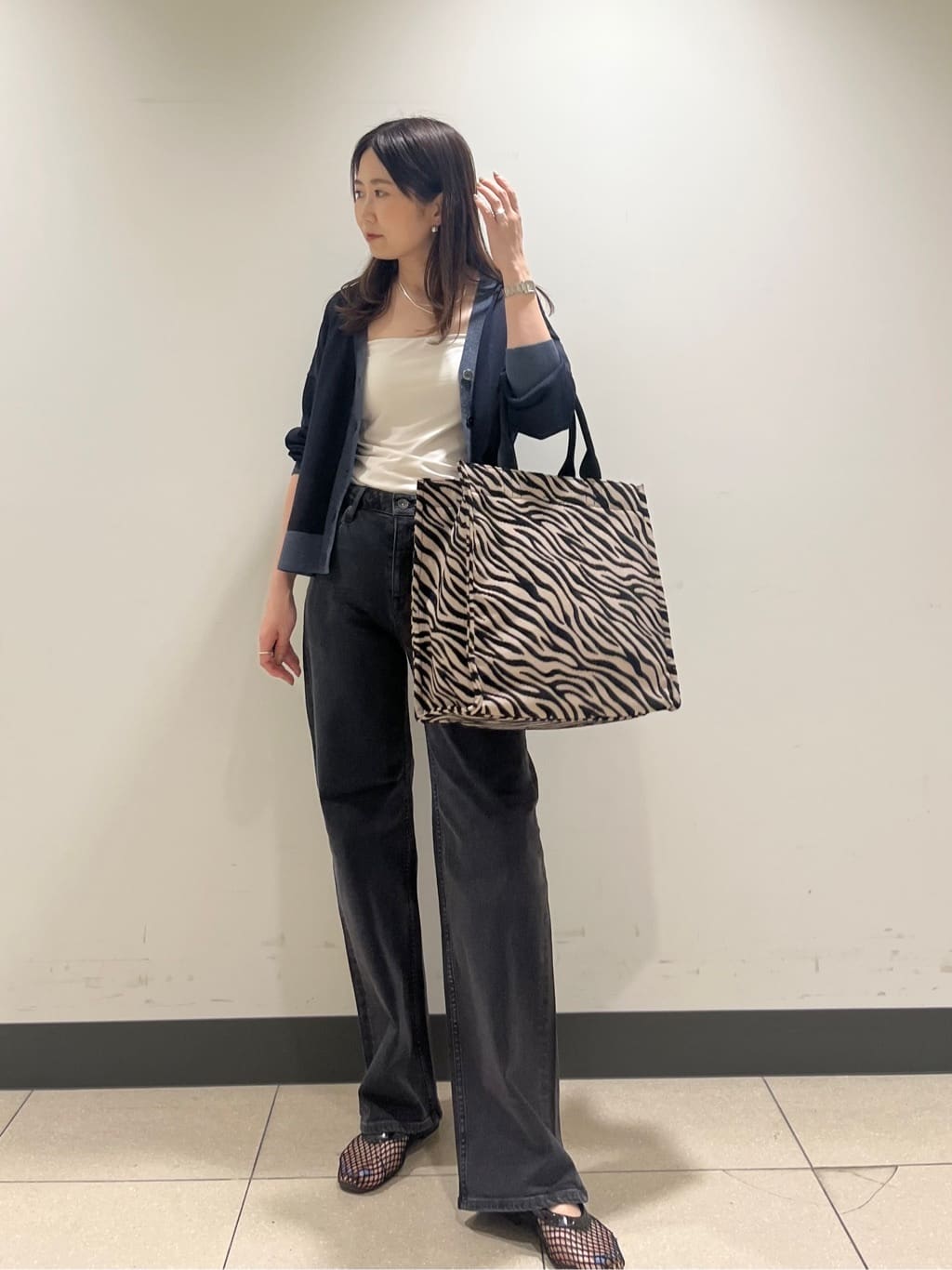 shokoさんの「INDIVI｜【程よいシアー素材/洗える】バイカラーラメカーディガン」を使ったコーディネート