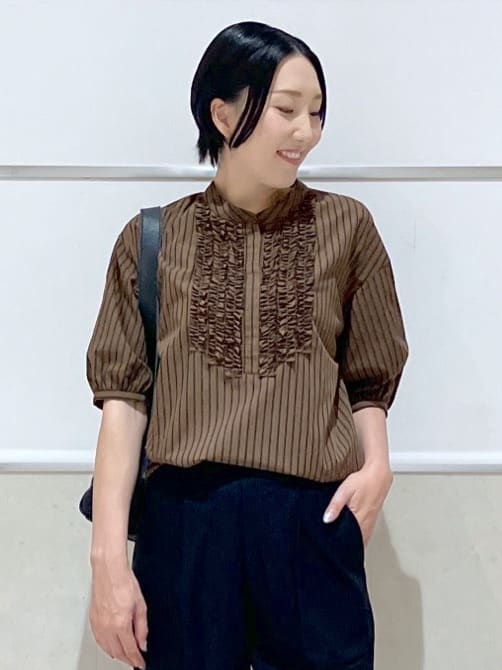 eriko さんの「Dessin｜【洗える】フリルバンドカラー五分袖ブラウス」を使ったコーディネート