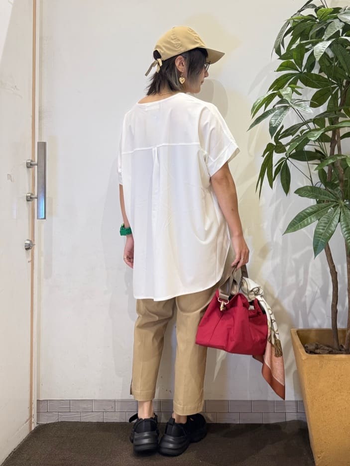 misakiさんの「SHOO･LA･RUE｜【S-LL】さらりとしたタッチが上品見え ワンボタンデザイン トップス」を使ったコーディネート