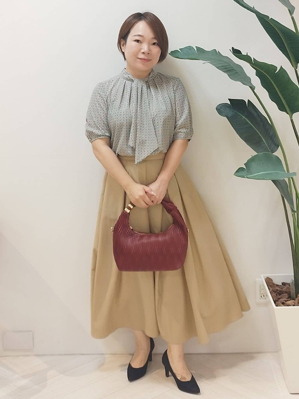 s u g iさんの「UNTITLED｜【通勤/オフィス】ジオメ柄ボウタイブラウス」を使ったコーディネート