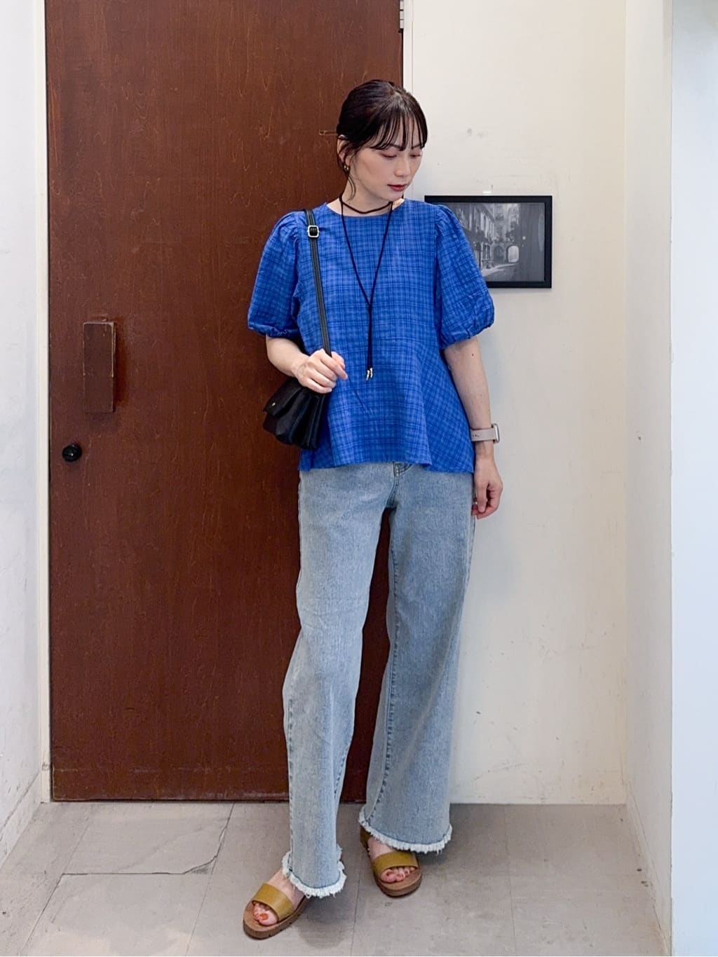 𝐇𝐢𝐫𝐨𝐦𝐢さんの「SHOO･LA･RUE｜【S-LL/裏ひんやり/ストレッチ】ワイドストレートデニムパンツ」を使ったコーディネート