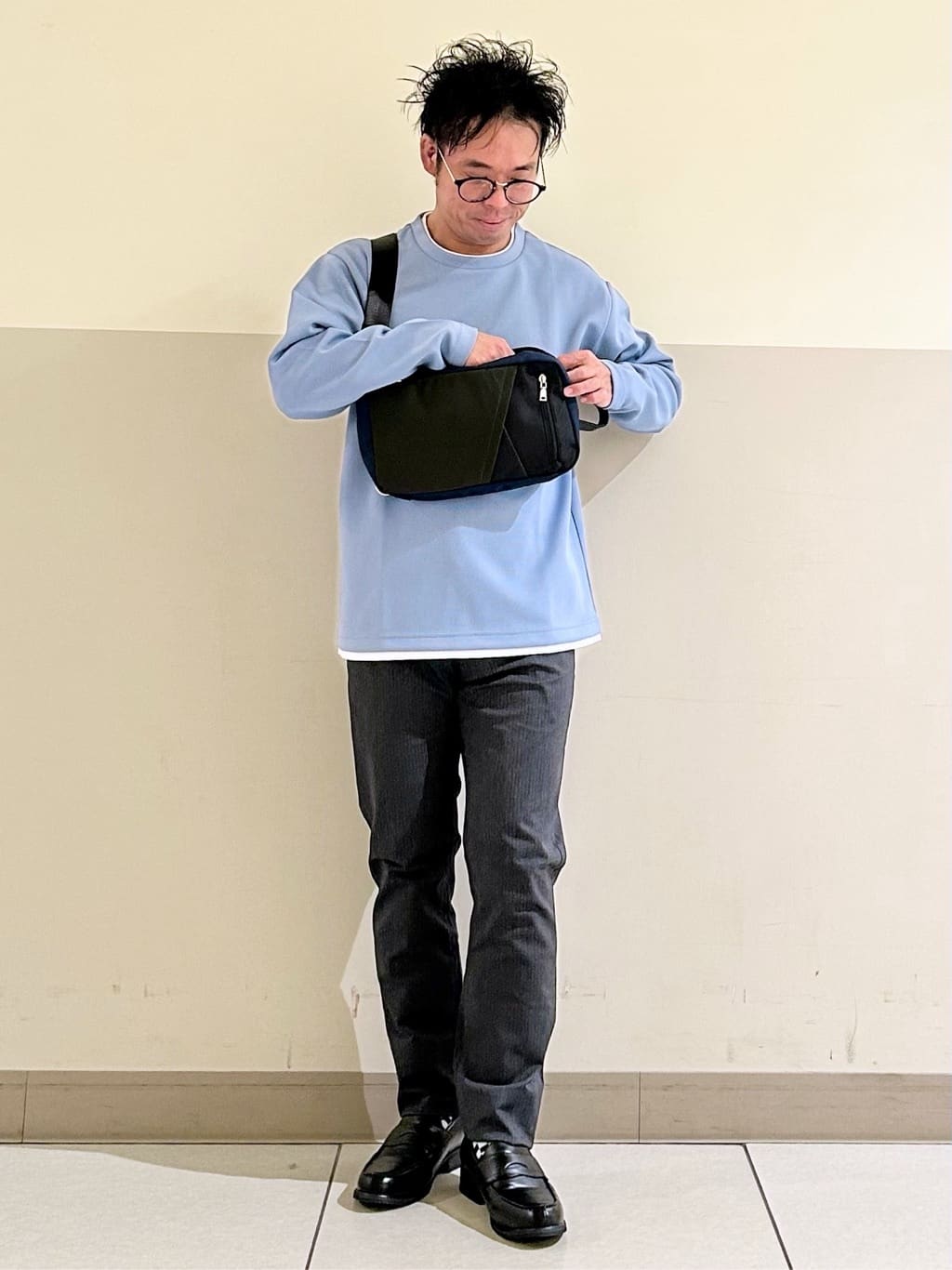 KENJI Iさんの「THE SHOP TK｜切替ボディバッグ」を使ったコーディネート