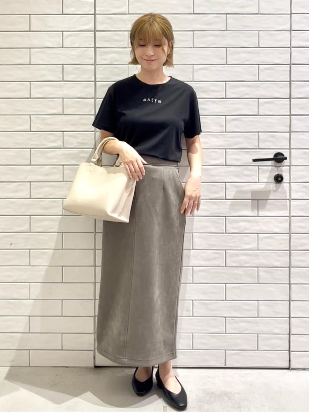 しおりさんの「OPAQUE.CLIP｜メタリック刺繍ロゴTシャツ【接触冷感／洗濯機洗い可】」を使ったコーディネート