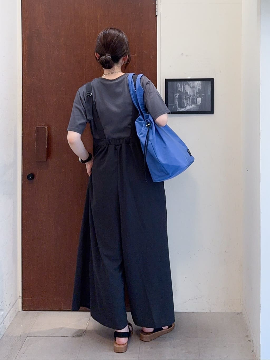 𝐇𝐢𝐫𝐨𝐦𝐢さんの「SHOO･LA･RUE｜アンクルゴムフラットサンダル」を使ったコーディネート