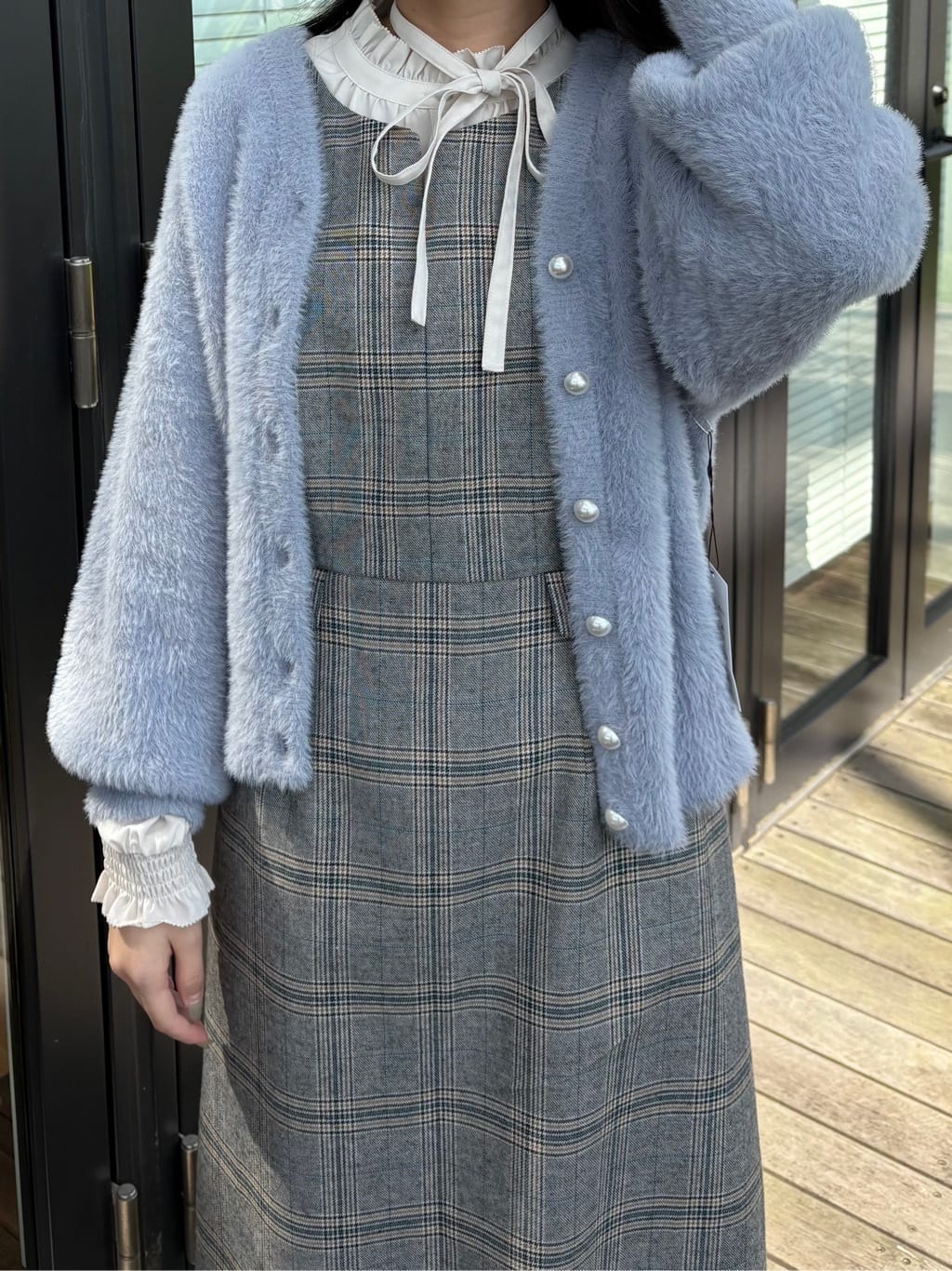 AOIさんの「Couture brooch｜【ふわふわ/前後2WAY】フェザーカーディトップス」を使ったコーディネート