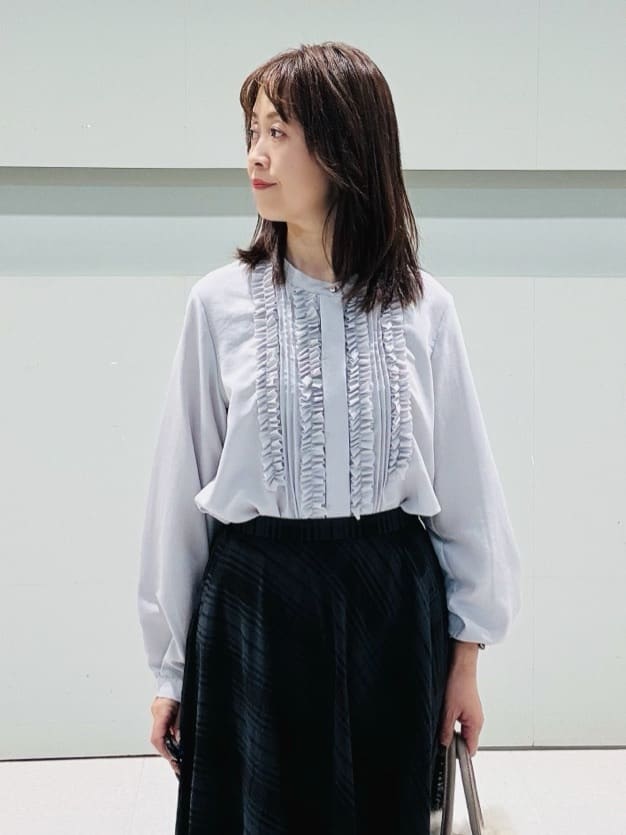 makiさんの「UNTITLED｜【1枚で着映え/オンオフ着回し】フリルサテンブラウス」を使ったコーディネート