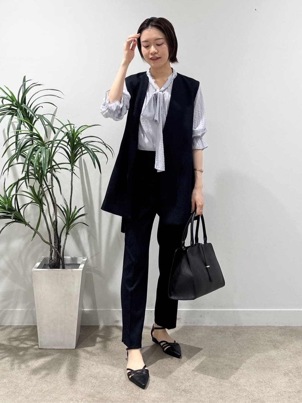 kanaeさんの「INDIVI｜【洗える／シャーリング素材】ボリューム袖エアリーブラウス」を使ったコーディネート