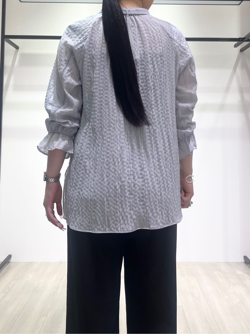 hasuさんの「INDIVI｜【洗える／シャーリング素材】ボリューム袖エアリーブラウス」を使ったコーディネート