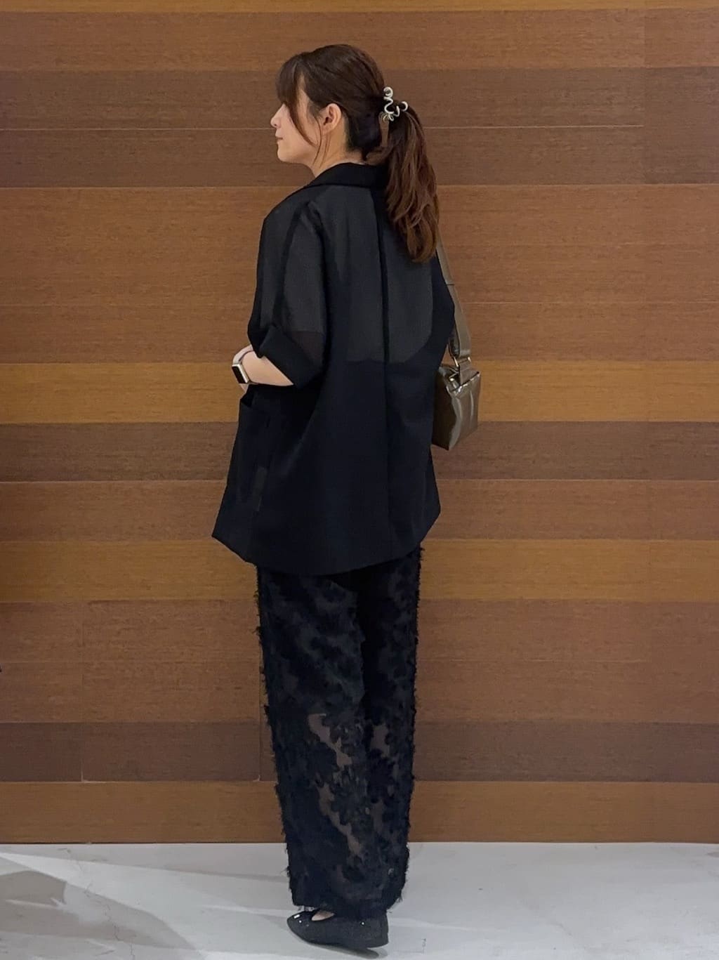 まみさんの「OPAQUE.CLIP｜スパンコール刺繍ロゴTシャツ【洗濯機洗い可／接触冷感／UVケア】」を使ったコーディネート