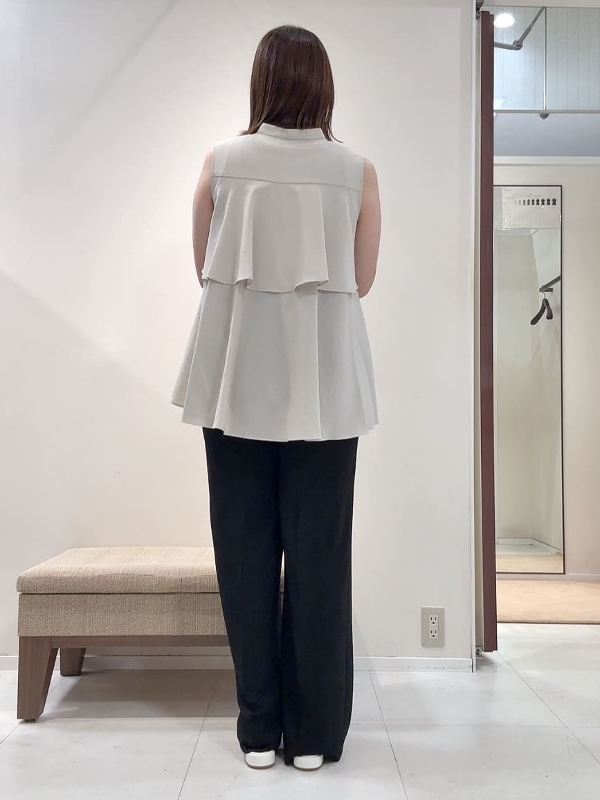YUIさんの「UNTITLED｜【接触冷感/吸水速乾】フレアバックシャンブラウス」を使ったコーディネート
